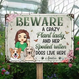 Une folle aux plantes et ses chiens gâtés vivent ici - Plaque en métal personnalisée pour décoration d'intérieur - Cadeau de pendaison de crémaillère pour propriétaires et amoureux des animaux