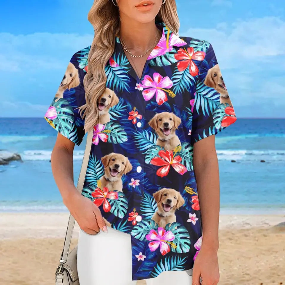 Photo personnalisée « C'est l'été et l'heure de la promenade » - T-shirt hawaïen tropical unisexe personnalisé pour chien et chat - Cadeau de vacances d'été, cadeau pour propriétaires d'animaux, amoureux des animaux