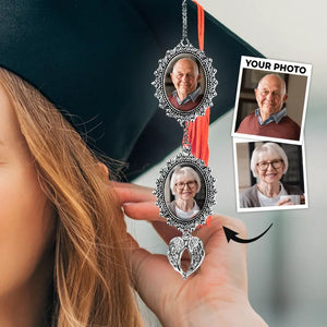 Photo personnalisée pour toujours dans nos cœurs - Breloque photo personnalisée avec pompon de remise de diplôme et ailes d'ange - Cadeau de remise de diplôme pour les membres de la famille, les frères et sœurs