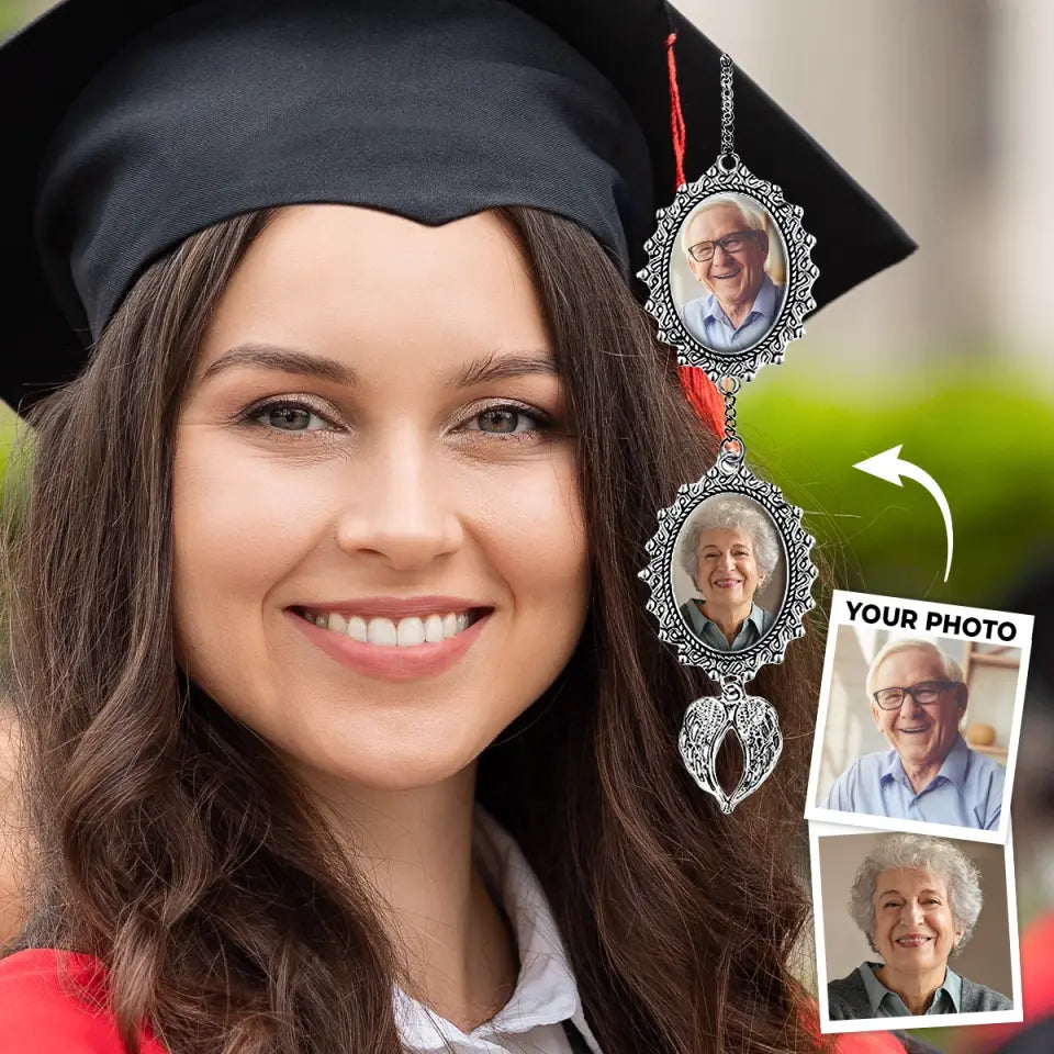 Photo personnalisée pour toujours dans nos cœurs - Breloque photo personnalisée avec pompon de remise de diplôme et ailes d'ange - Cadeau de remise de diplôme pour les membres de la famille, les frères et sœurs