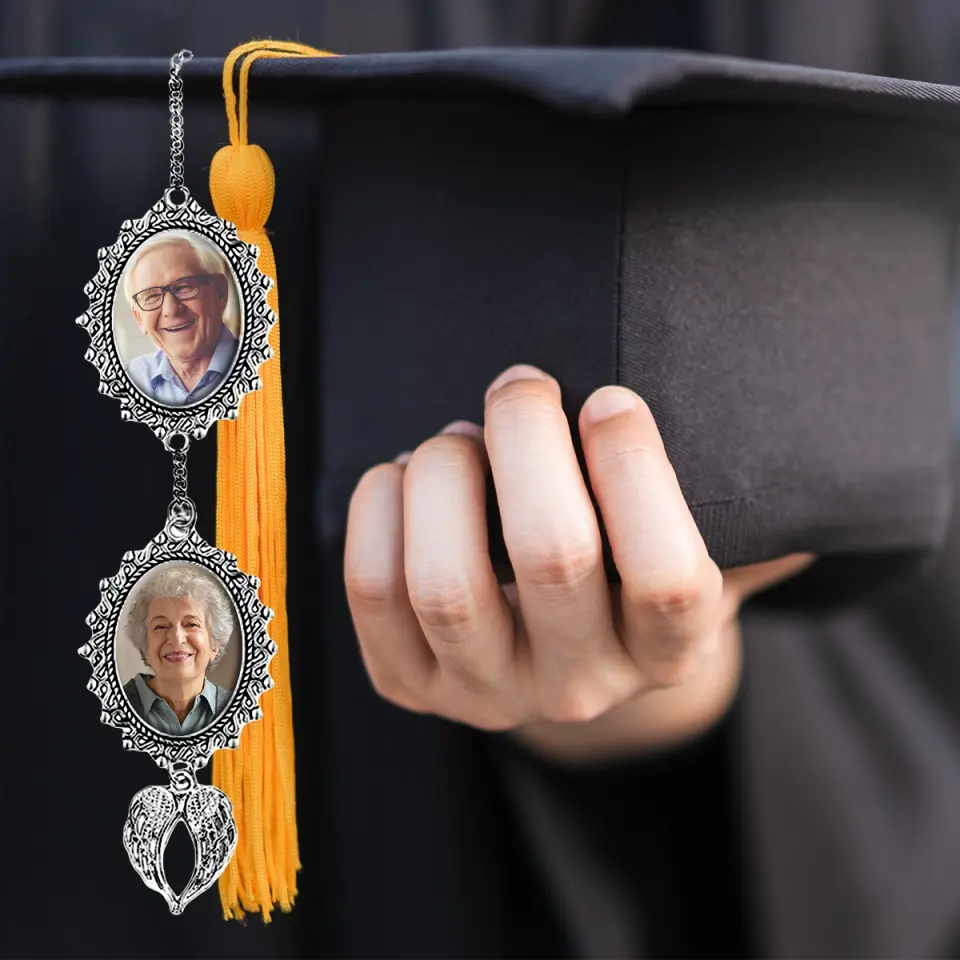 Photo personnalisée pour toujours dans nos cœurs - Breloque photo personnalisée avec pompon de remise de diplôme et ailes d'ange - Cadeau de remise de diplôme pour les membres de la famille, les frères et sœurs