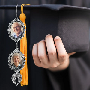 Photo personnalisée pour toujours dans nos cœurs - Breloque photo personnalisée avec pompon de remise de diplôme et ailes d'ange - Cadeau de remise de diplôme pour les membres de la famille, les frères et sœurs