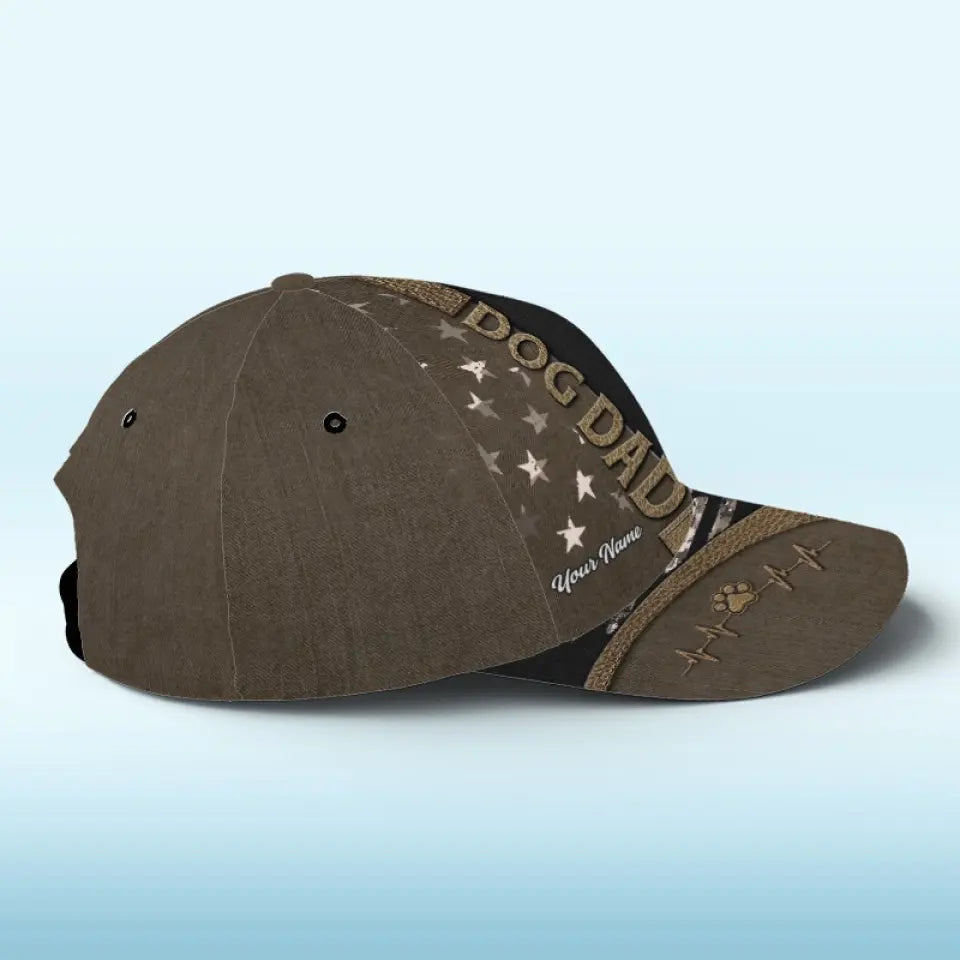 Les chiens nous servent en échange de leurs restes - Casquette personnalisée pour chien, casquette classique à imprimé intégral - Fête des pères, cadeau pour les propriétaires d'animaux et les amoureux des animaux