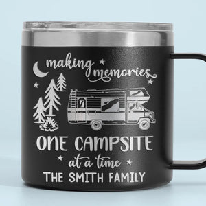 Créez des souvenirs, un emplacement de camping à la fois - Gobelet personnalisé en acier inoxydable de 14 oz avec poignée - Cadeau pour les amateurs de camping