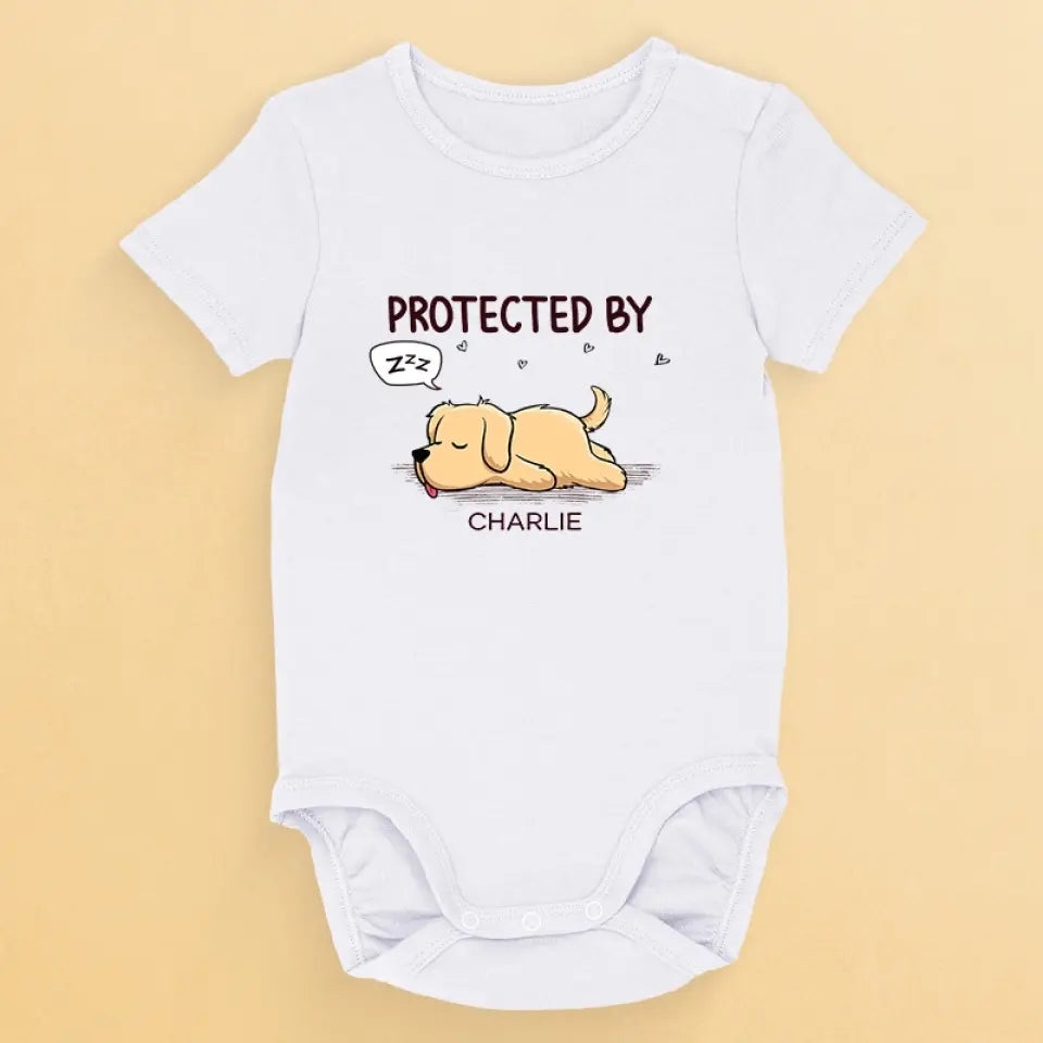 Protégé par un compagnon endormi - Body bébé personnalisé avec chien - Cadeau de naissance, cadeau pour propriétaires d'animaux et amoureux des animaux