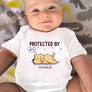 Protégé par un compagnon endormi - Body bébé personnalisé avec chien - Cadeau de naissance, cadeau pour propriétaires d'animaux et amoureux des animaux