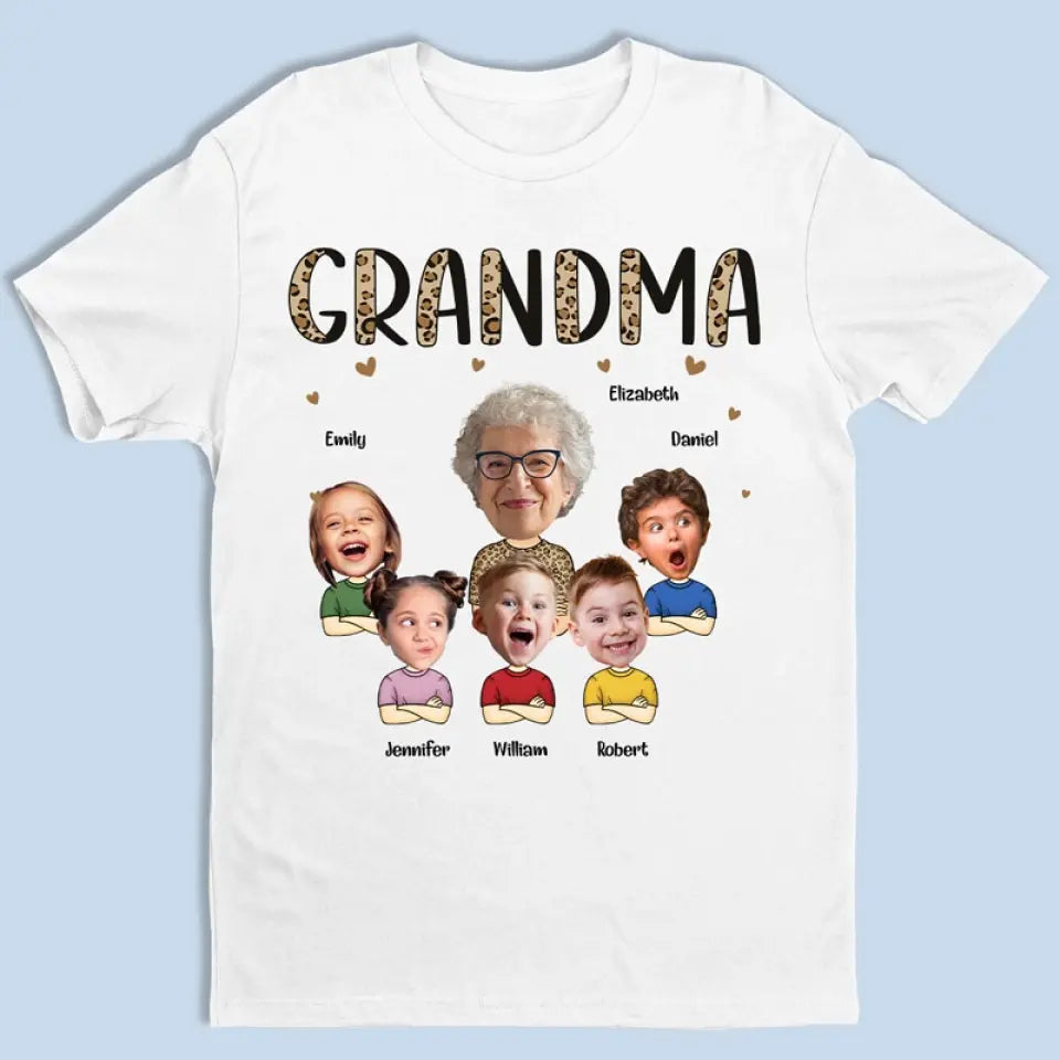 Photo personnalisée d'une grand-mère : un câlin qui attend de se produire - T-shirt, sweat à capuche, sweat-shirt unisexe personnalisé pour la famille - Cadeau pour maman, grand-mère