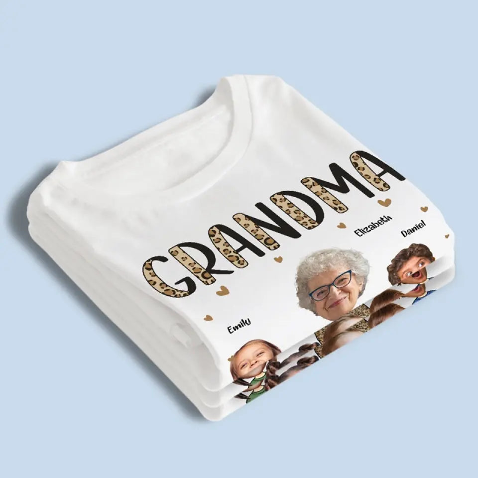 Photo personnalisée d'une grand-mère : un câlin qui attend de se produire - T-shirt, sweat à capuche, sweat-shirt unisexe personnalisé pour la famille - Cadeau pour maman, grand-mère
