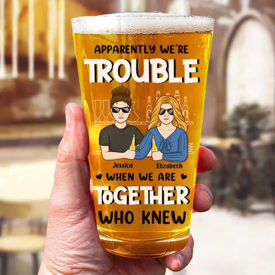 Apparemment, nous sommes en difficulté - Verre à bière personnalisé Bestie - Cadeau pour les meilleurs amis, BFF, sœurs, collègues