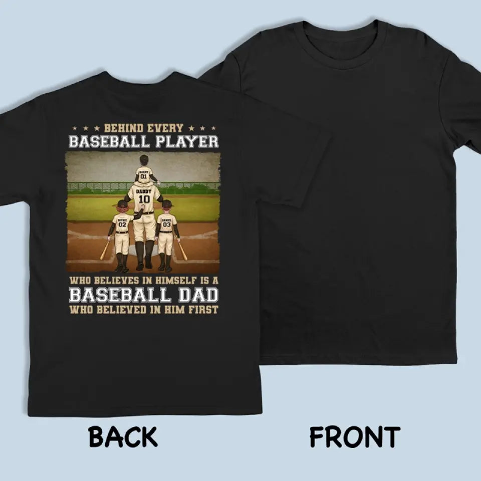 Derrière chaque joueur de baseball se cache un papa de baseball - T-shirt, sweat à capuche et sweat-shirt unisexe personnalisé avec imprimé au dos pour la famille - Cadeau pour papa, amateur de sport et joueur de sport