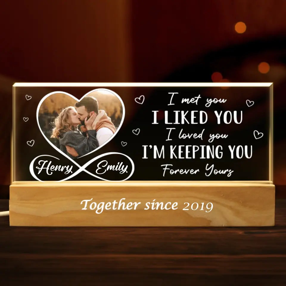 Photo personnalisée « L'amour triomphe de tout » – Veilleuse LED 3D en acrylique avec lettres personnalisées pour couple – Cadeau pour mari et femme, anniversaire