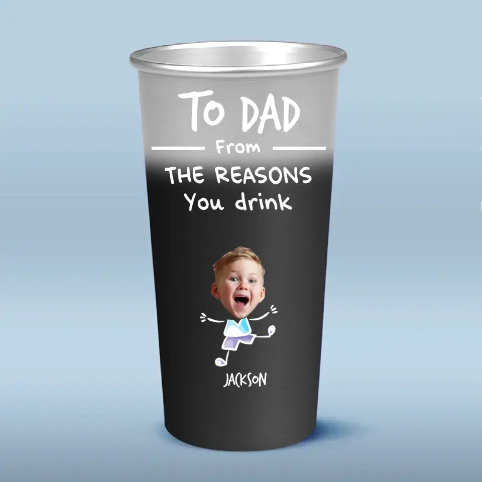 Photo personnalisée « Notre enfant pourrait être la raison pour laquelle vous buvez » - Tasse personnalisée en aluminium à couleur changeante pour la famille - Fête des pères, cadeau pour papa, grand-père