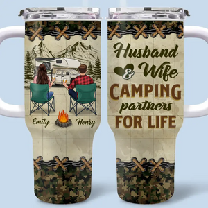 Ensemble, nous atteignons nos objectifs de camping ! Gobelet personnalisé en acier inoxydable de 1 134 ml avec poignée ! Cadeau idéal pour les amoureux du camping.