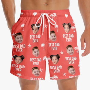 Photo personnalisée Bravant de nouveaux mondes en famille - Short de plage hawaïen tropical Aloha personnalisé pour hommes - Cadeau de vacances d'été pour papa et grand-père