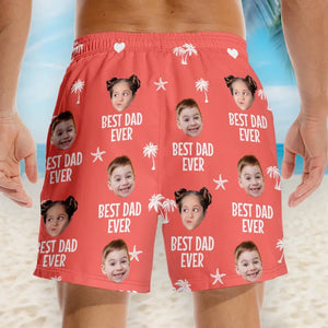 Photo personnalisée Bravant de nouveaux mondes en famille - Short de plage hawaïen tropical Aloha personnalisé pour hommes - Cadeau de vacances d'été pour papa et grand-père