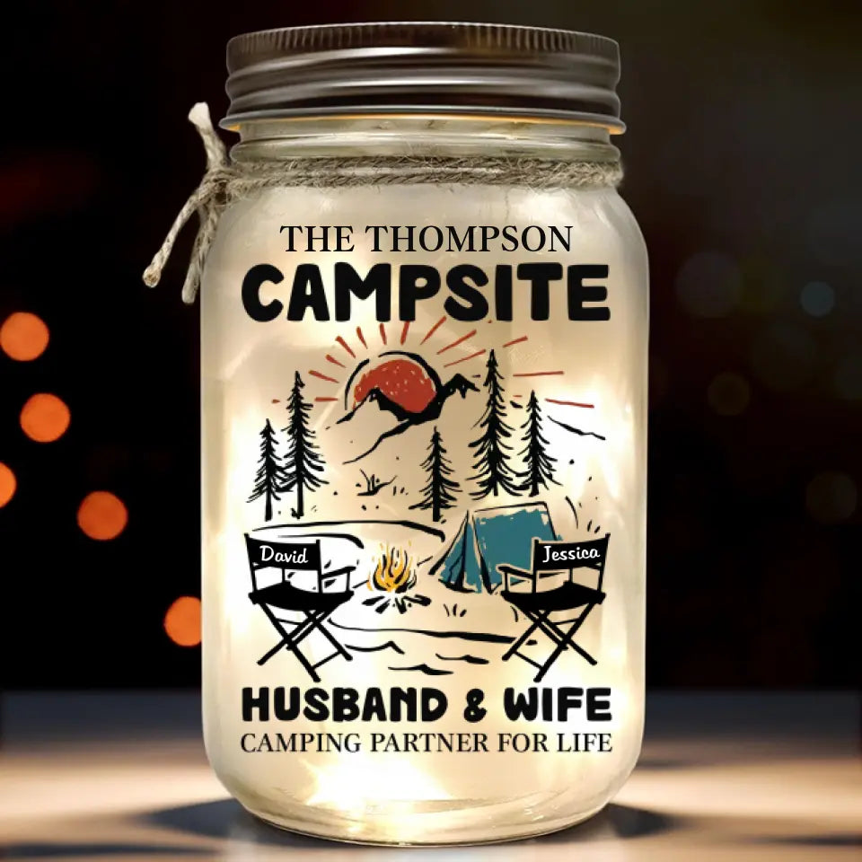 Créez des souvenirs, un emplacement à la fois ! Lampe de camping personnalisée en pot Mason ! Cadeau pour couple, mari, femme, amoureux du camping.