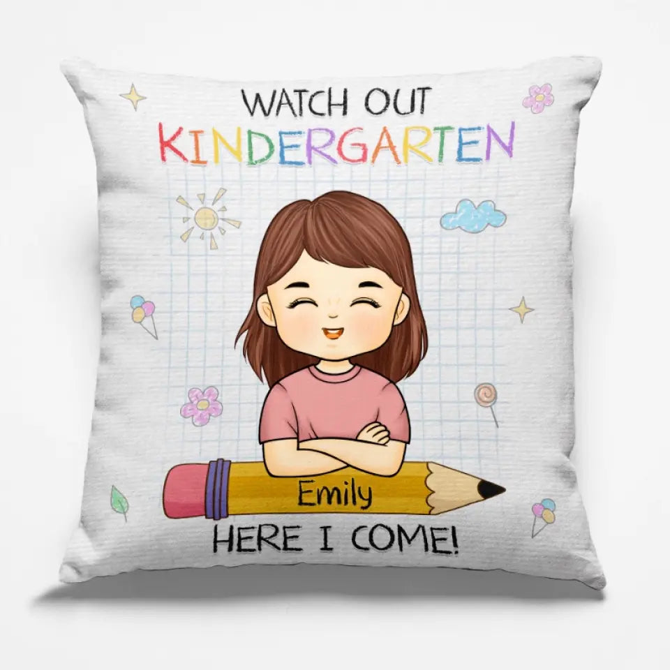 Attention maternelle, j'arrive - Coussin enfant personnalisé - Cadeau pour enfant, cadeau de rentrée scolaire