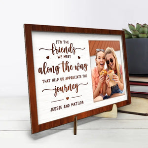 Photo personnalisée « Ce sont les amis que nous rencontrons en chemin » - Plaque en bois personnalisée à 2 couches avec support - Cadeau pour meilleures amies, meilleures amies, sœurs