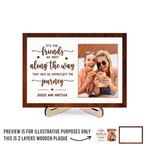 Photo personnalisée « Ce sont les amis que nous rencontrons en chemin » - Plaque en bois personnalisée à 2 couches avec support - Cadeau pour meilleures amies, meilleures amies, sœurs