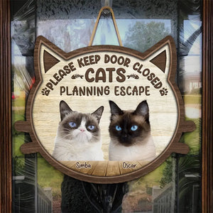 Photo personnalisée d'un chat préparant une évasion - Panneau en bois personnalisé pour décoration d'intérieur - Cadeau de pendaison de crémaillère pour propriétaires et amoureux des animaux