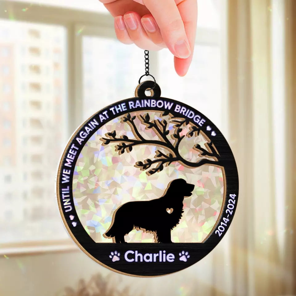 Les chiens et les anges ne sont pas très éloignés - Attrape-soleil personnalisé à suspendre à une fenêtre - Cadeau de condoléances pour les propriétaires et les amoureux des animaux