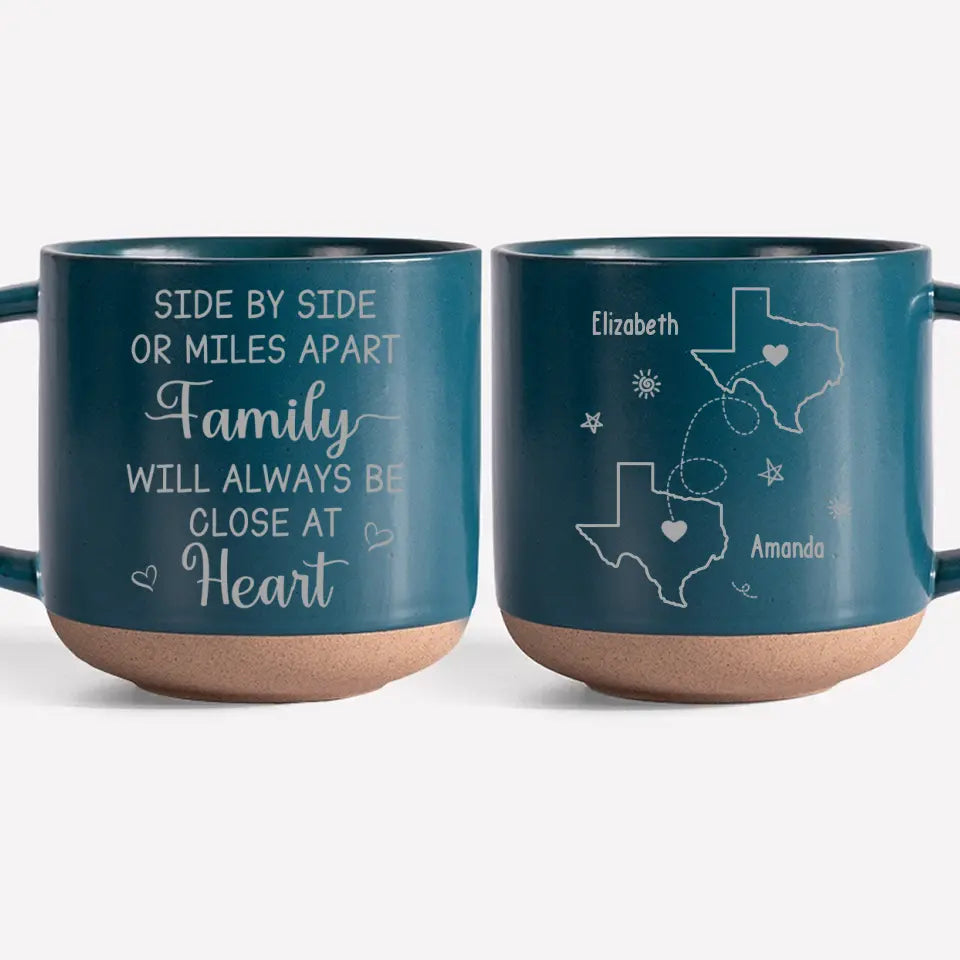 Même si nous sommes loin l'un de l'autre, nous sommes toujours proches dans notre cœur - Tasse en poterie personnalisée pour la famille - Cadeau pour les membres de la famille