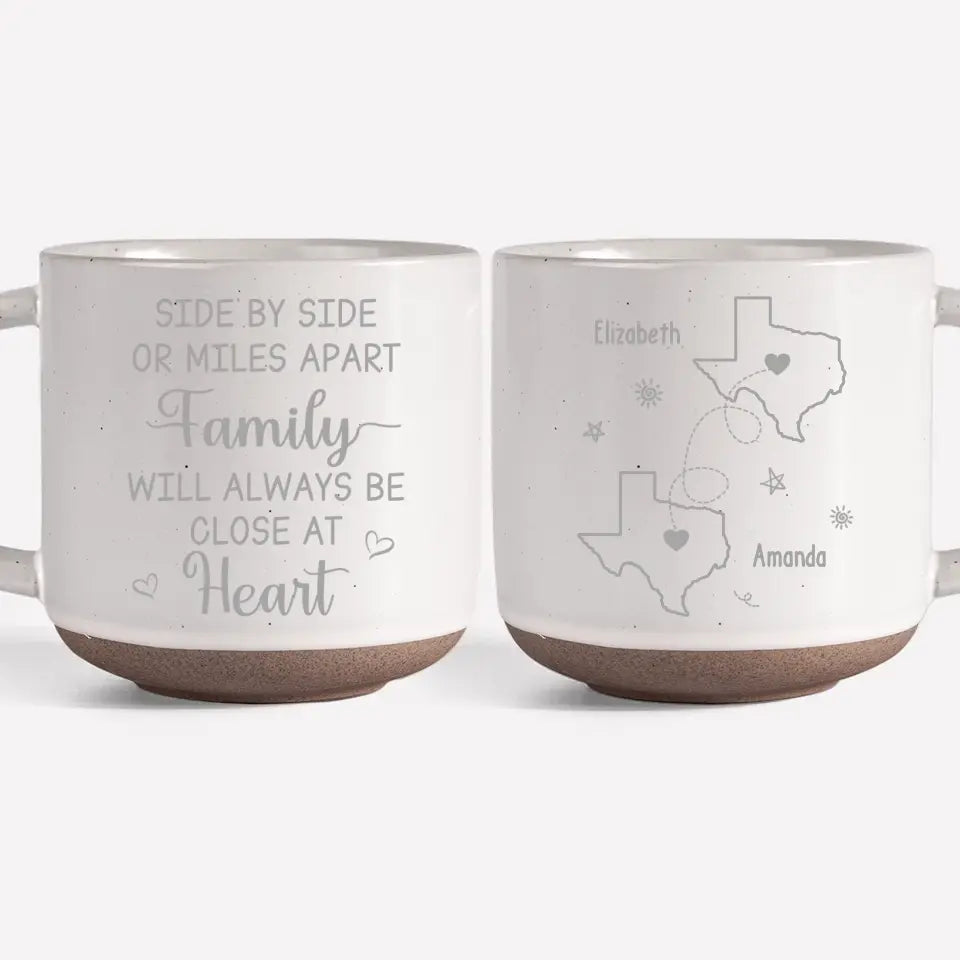 Même si nous sommes loin l'un de l'autre, nous sommes toujours proches dans notre cœur - Tasse en poterie personnalisée pour la famille - Cadeau pour les membres de la famille