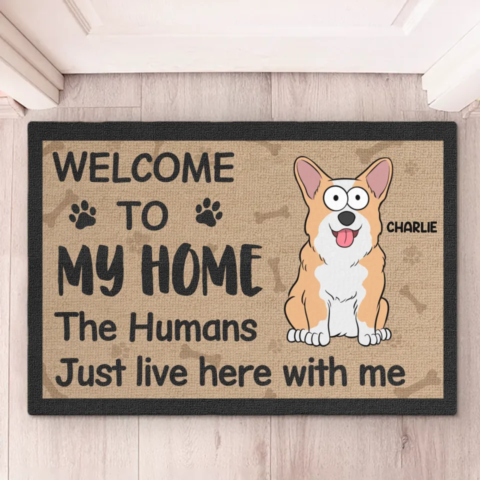 Bienvenue chez nous, les humains vivent simplement ici avec nous - Tapis décoratif personnalisé pour chien et chat - Cadeau de pendaison de crémaillère pour les propriétaires d'animaux et les amoureux des animaux