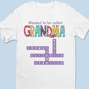 Décrypter la vie avec grand-mère à nos côtés - T-shirt unisexe personnalisé pour la famille, t-shirt premium, sweat à capuche - Cadeau pour maman, grand-mère
