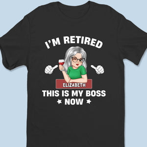 Retraitée, mais elle est aux commandes - T-shirt unisexe personnalisé pour la famille, t-shirt premium, sweat à capuche - Appréciation, cadeau de retraite pour collègues, amis de travail, couple, membres de la famille