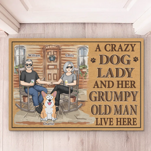 Une maison douillette pour une charmante dame et un homme grincheux - Tapis décoratif personnalisé pour couple - Cadeau de pendaison de crémaillère pour mari et femme, anniversaire, propriétaires d'animaux, amoureux des animaux