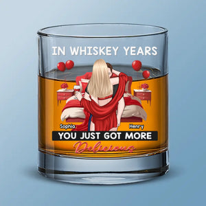 Au fil des ans, le whisky est devenu encore plus délicieux ! Verre à whisky personnalisé pour couple ! Cadeau pour mari et femme, anniversaire