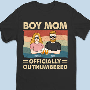 Garçon Maman Officiellement Inférieure en Nombre - T-shirt Unisexe Personnalisé Famille, T-shirt Premium, Sweat à Capuche - Cadeau Fête des Mères pour Maman, Fils