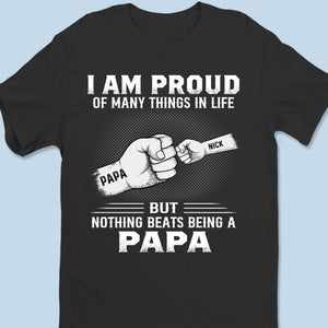 Je suis fier de beaucoup de choses dans la vie, mais rien ne vaut le fait d'être père - T-shirt unisexe personnalisé pour la famille, T-shirt premium, sweat à capuche - Fête des pères, cadeau pour papa, grand-père