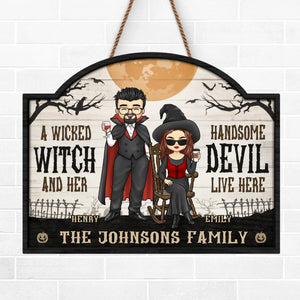 Une méchante sorcière et son beau diable vivent ici - Panneau en bois personnalisé pour couple - Cadeau d'Halloween pour mari et femme, anniversaire