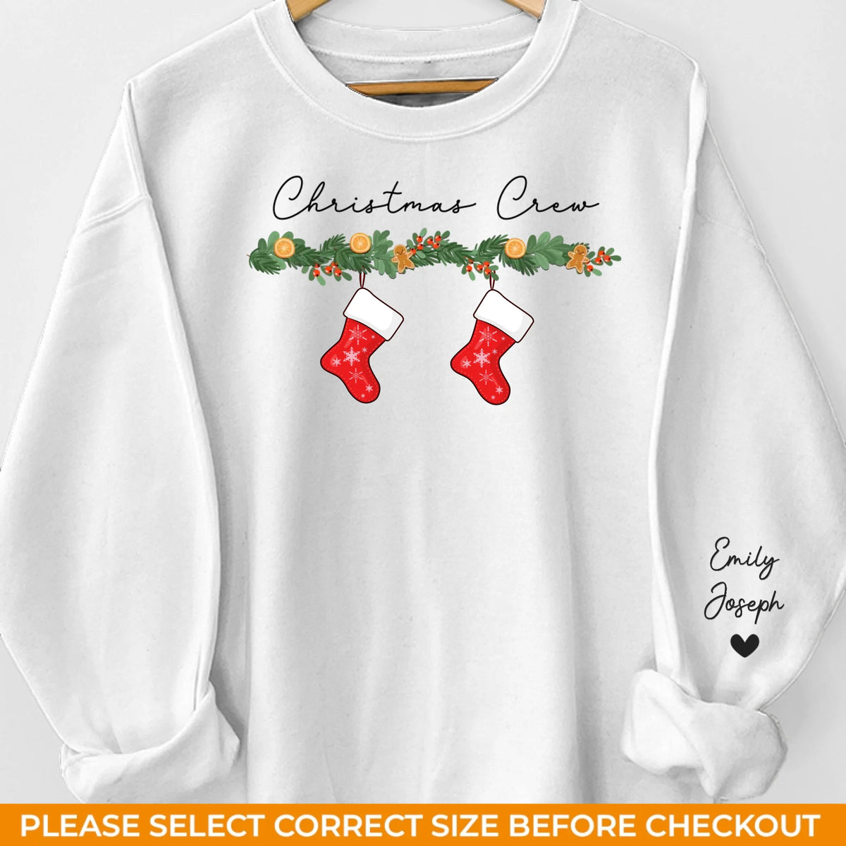 Dans la chaleur de l'amour de notre famille - Sweat-shirt unisexe personnalisé avec motif sur la manche - Cadeau de Noël pour les membres de la famille