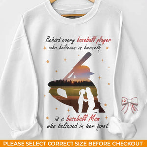 Chaque star du baseball brille avec l'amour d'une mère - Sweat-shirt unisexe personnalisé avec motif sur la manche - Fête des Mères, cadeau pour maman, amateurs de sport, joueurs de sport