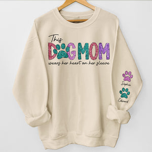 Cette maman à fourrure porte son cœur sur la manche - Sweat-shirt unisexe personnalisé pour chien et chat avec motif sur la manche - Cadeau pour les propriétaires d'animaux et les amoureux des animaux