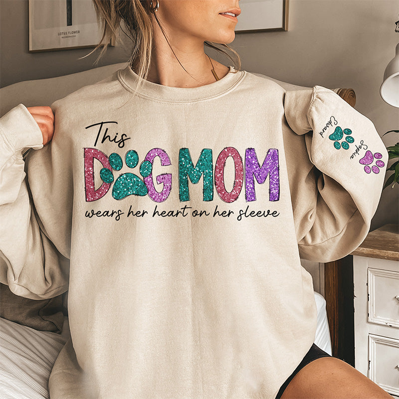 Cette maman à fourrure porte son cœur sur la manche - Sweat-shirt unisexe personnalisé pour chien et chat avec motif sur la manche - Cadeau pour les propriétaires d'animaux et les amoureux des animaux