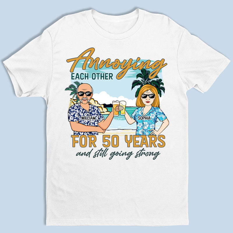 Heureux de s'embêter mutuellement pendant des années et toujours aussi forts - T-shirt unisexe personnalisé pour couple, sweat à capuche, sweat-shirt - Vacances d'été, cadeau pour mari et femme, anniversaire