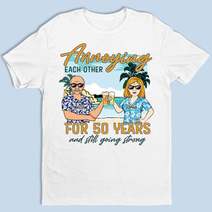 Heureux de s'embêter mutuellement pendant des années et toujours aussi forts - T-shirt unisexe personnalisé pour couple, sweat à capuche, sweat-shirt - Vacances d'été, cadeau pour mari et femme, anniversaire