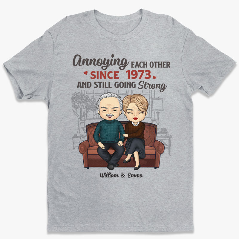 On s'agace et on continue à être forts - T-shirt, sweat à capuche et sweat-shirt unisexe personnalisé pour couple - Cadeau pour mari et femme, anniversaire