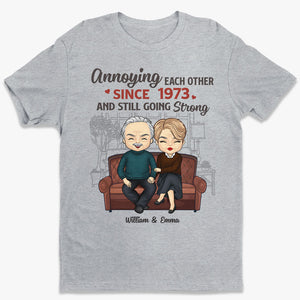On s'agace et on continue à être forts - T-shirt, sweat à capuche et sweat-shirt unisexe personnalisé pour couple - Cadeau pour mari et femme, anniversaire