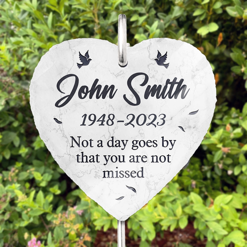 Il ne se passe pas un jour sans que vous ne nous manquiez - Mémorial personnalisé en forme de cœur avec ardoise et crochet de jardin - Cadeau de condoléances pour les membres de la famille