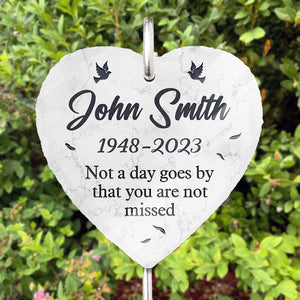 Il ne se passe pas un jour sans que vous ne nous manquiez - Mémorial personnalisé en forme de cœur avec ardoise et crochet de jardin - Cadeau de condoléances pour les membres de la famille