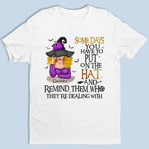 Certains jours, il faut mettre le chapeau - T-shirt unisexe personnalisé, sweat à capuche, sweat-shirt de sorcière - Cadeau d'Halloween pour les sorcières, vous-même