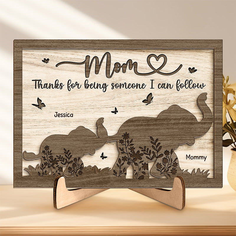 Merci d'être quelqu'un que je peux suivre - Plaque en bois personnalisée à 2 couches avec support - Cadeau de pendaison de crémaillère pour maman