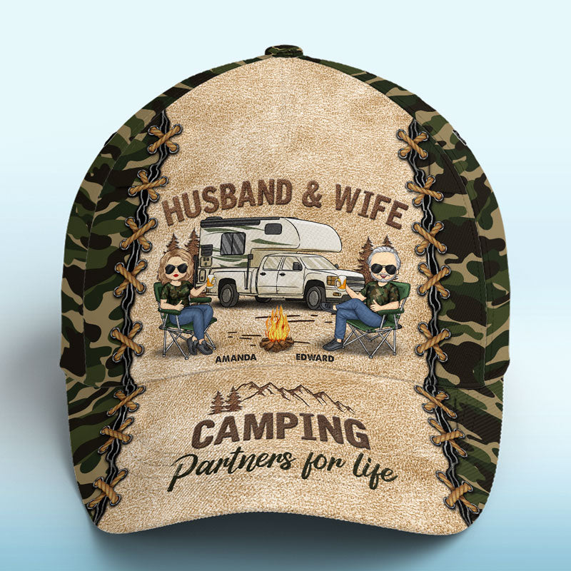 Campez plus, moins de soucis ! Casquette de camping personnalisée, imprimé intégral, classique ! Cadeau pour mari, femme et amoureux du camping.