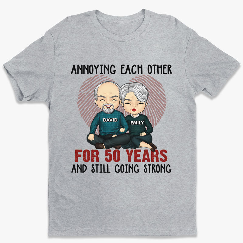 On s'ennuie depuis des années, mais ça continue ! - Cadeaux d'anniversaire, cadeaux pour couples, mari et femme - T-shirt unisexe personnalisé