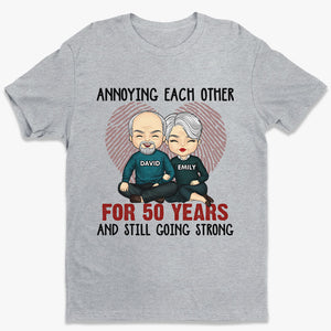 On s'ennuie depuis des années, mais ça continue ! - Cadeaux d'anniversaire, cadeaux pour couples, mari et femme - T-shirt unisexe personnalisé